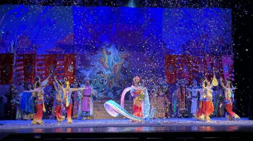 臺(tái)前華彩綻放 幕后匠心雕琢京劇《絲路花雨》——臺(tái)前幕后的..